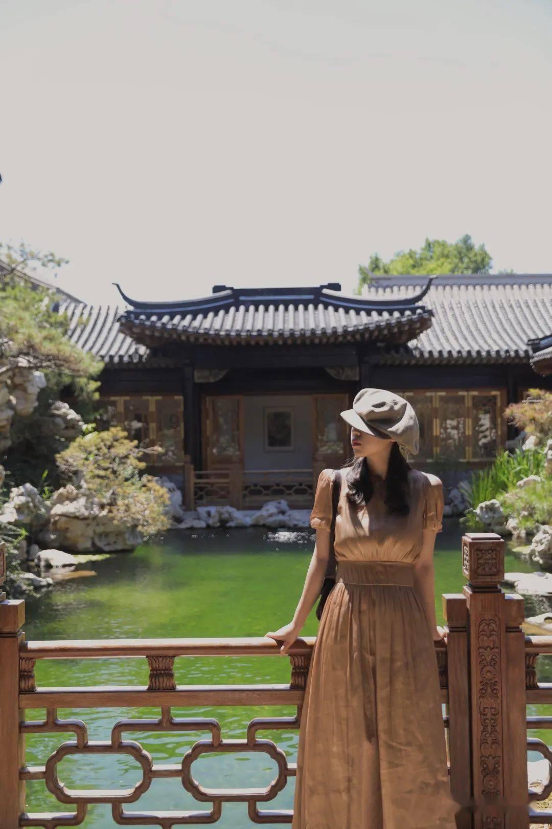原创新谋女郎刘浩存晒写真,身材凹凸有致,穿出了“大表姐”的高级感