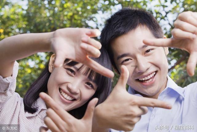 一老汉去部队看儿子被哨兵拦住，老汉：让你们师长跑步过来见我